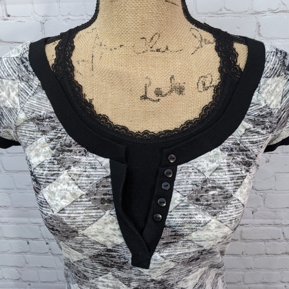 Almost Famous Short Sleeve Shirt Medium - Picture 2 of 7